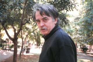 Η κεντρική φωτογραφία της έκθεσης: «Αυτό το βλέμμα είναι η επιτομή του Λάκη Παπαστάθη», μας είπε ο επιμελητής της έκθεσης, Γιώργος Σκεύας